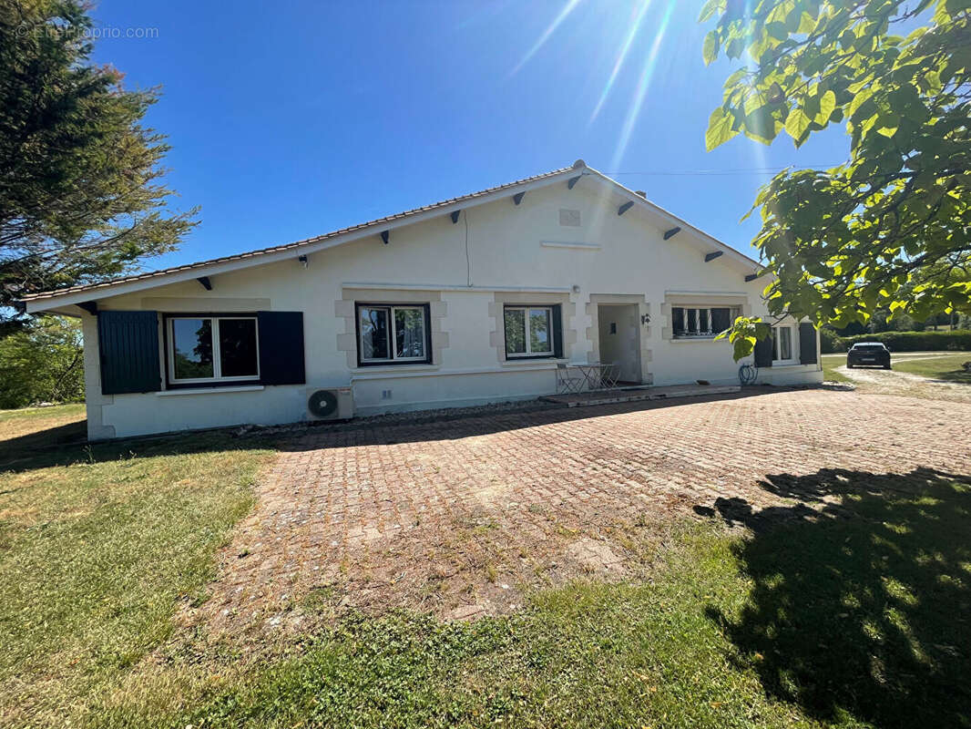 Charmante maison de plain-pied de quatre chambres avec piscine - photo 16