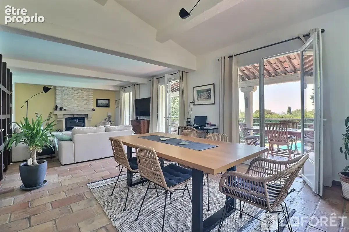 Saint-Raphaël  Villa rénovée avec vue mer, piscine et vaste terrain - photo 3