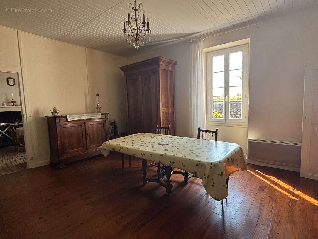 Maison en pierre 141 m2, 4 chambres, dépendances et jardin clos ! - photo 5