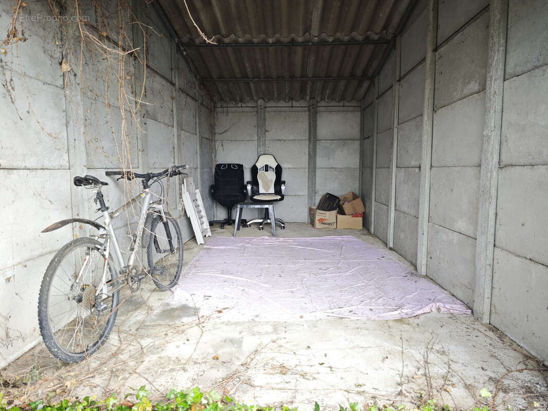 Parking à TILLIERES