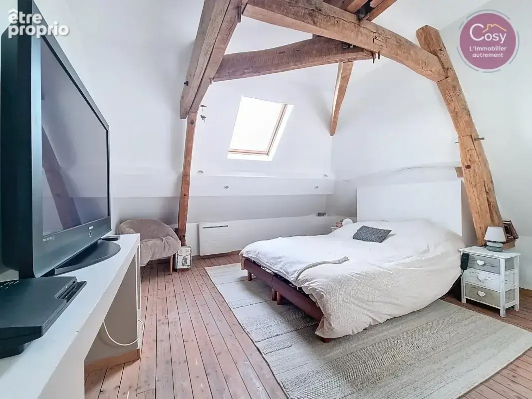 Une maison de caractère aux beaux volumes avec dépendance et - photo 12