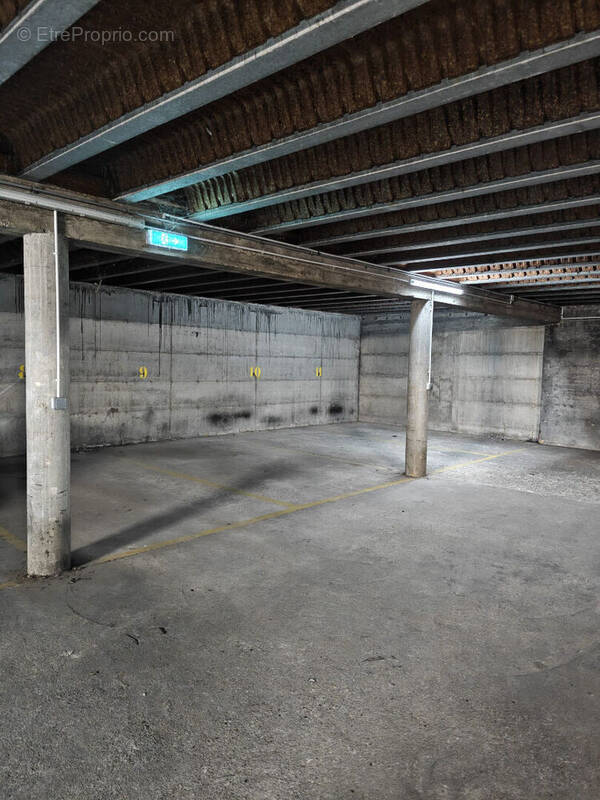 Parking à SAINT-OUEN