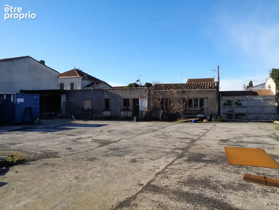 30 Aimargues Hangar 900m2  centre de village sur Terrain 1700m2 - photo 2