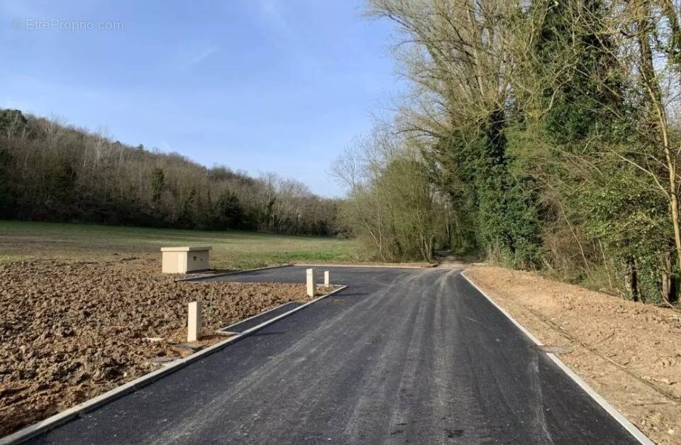 Terrain à ORMOY-LA-RIVIERE