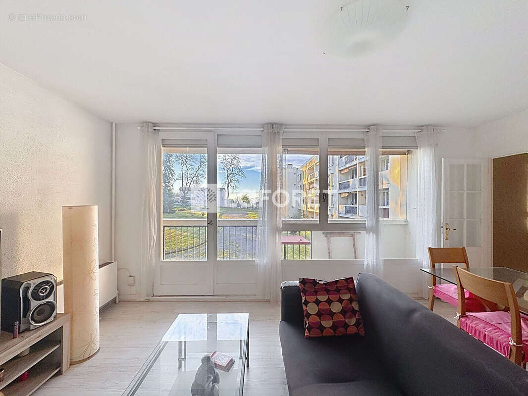 Appartement à GENAY