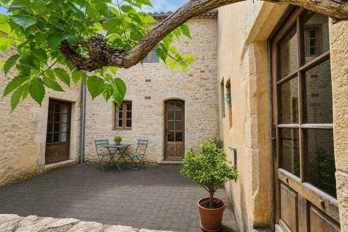 Maison à SAINT-CERNIN-DE-L'HERM