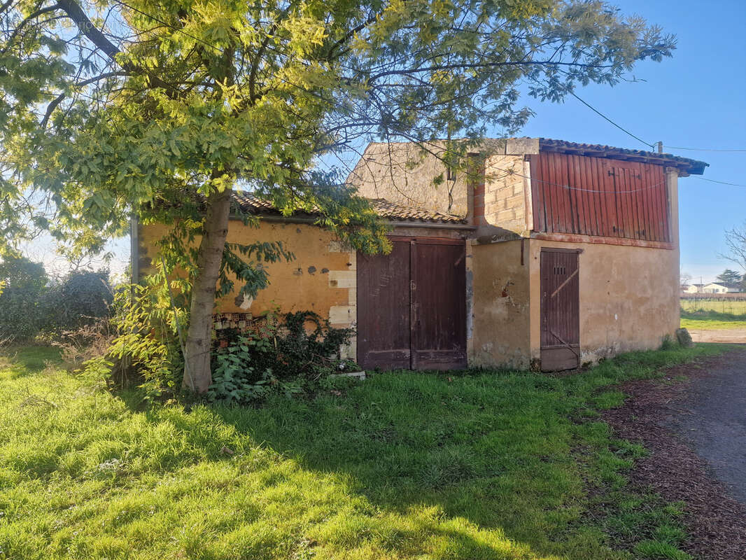 Maison en pierre avec dépendances sur grand terrain de 4700m2 - photo 2