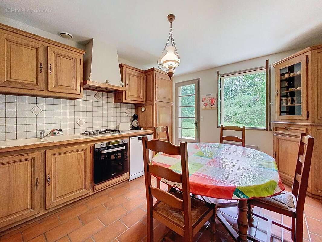 Villa de 5 chambres a vendre sur terrain clos de 1534 m2 avec piscine - photo 4