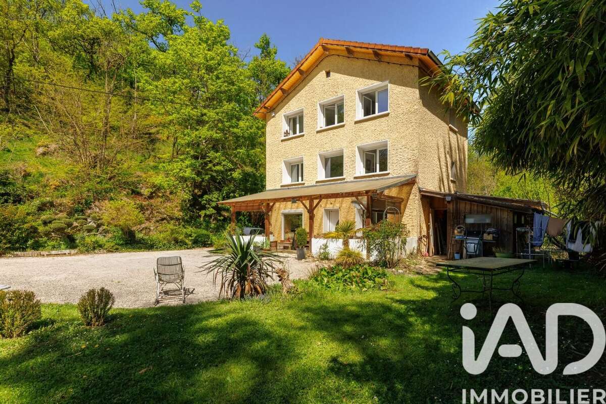 Photo 2 - Maison à SAINT-GENIS-LES-OLLIERES
