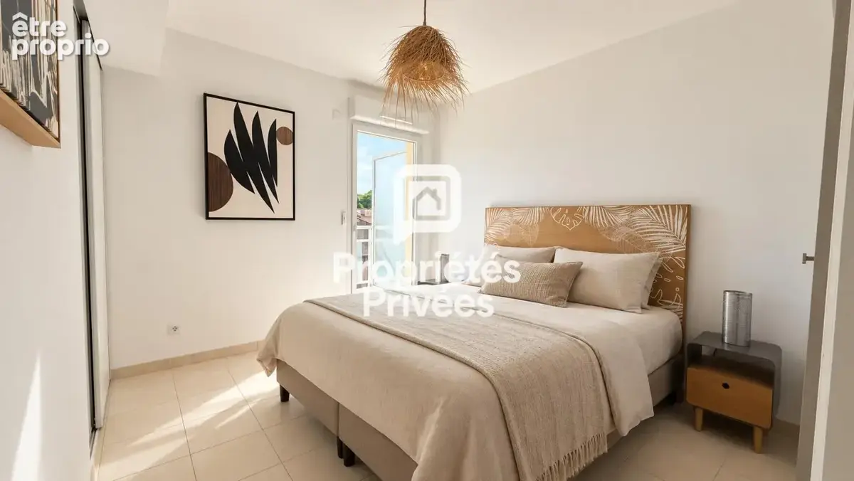 Hyères Port - T4 de 91 m2 avec terrasse, vue mer, piscine et garage - photo 11