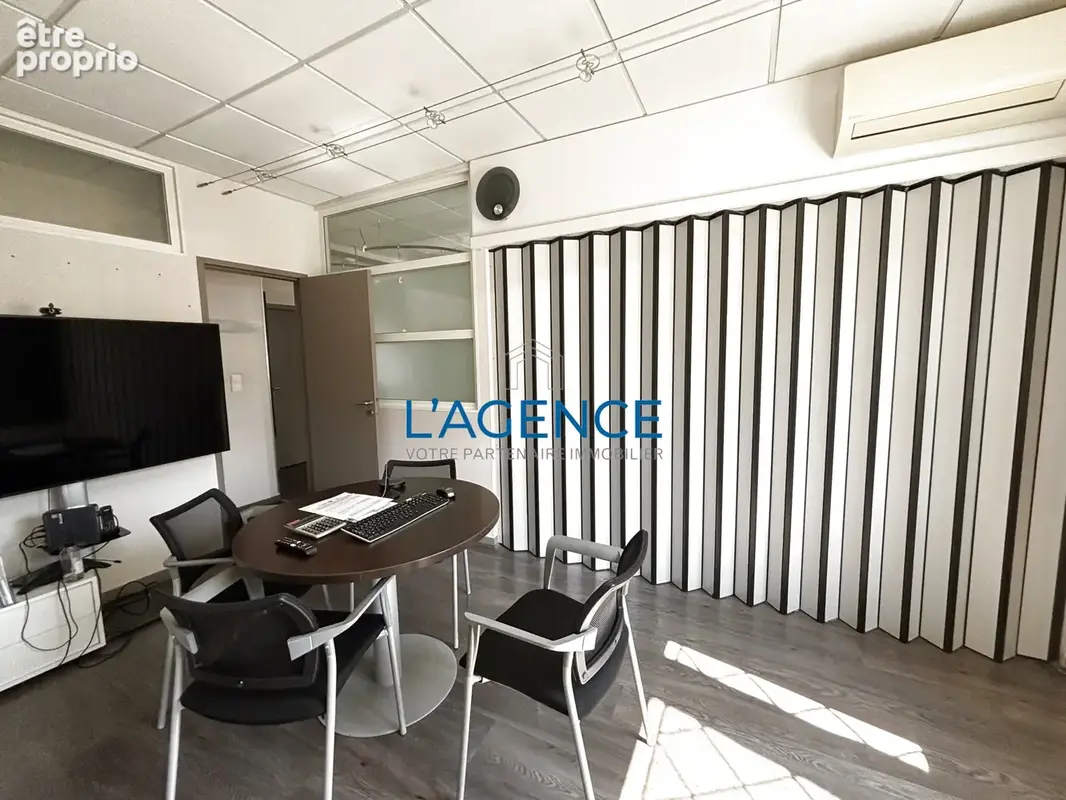 Maison de 188 m2 en plein coeur de Hyères les palmiers avec parking privatif exposé au sud . - photo 8