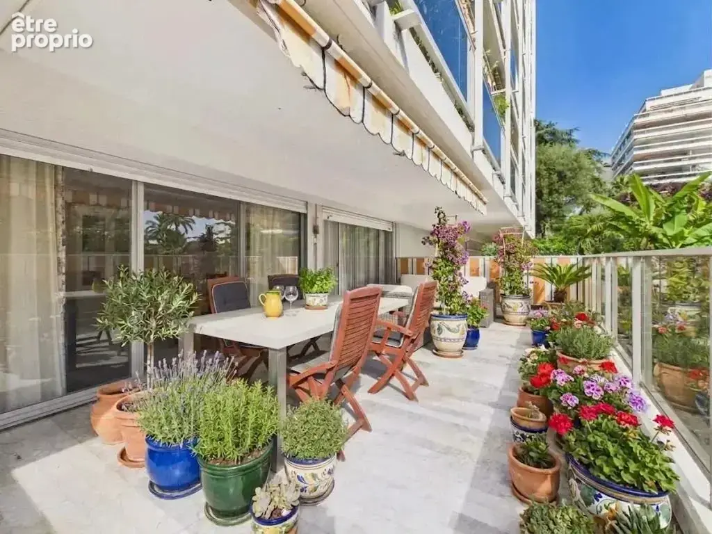 JUAN-LES-PINS – T3 avec Grande Terrasse, Garage et Piscine - photo 2