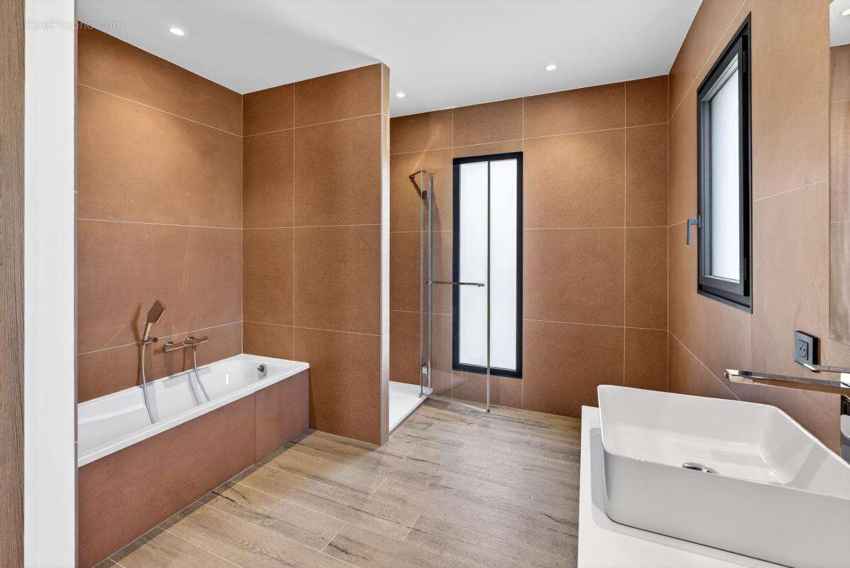 MOUGINS INTERNATIONAL : Villa Neuve avec Ascenseur en Domaine Privé - photo 12