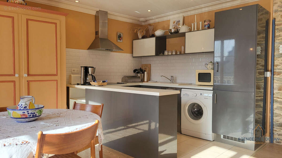 Appartement traversant à vendre à Le Palais - Lumière, vue et standing au coeur de Belle-Île-en-Mer - photo 5