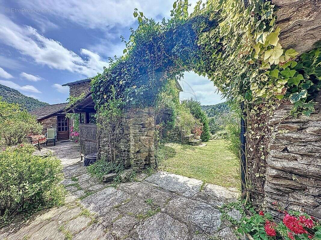 Maison à SAINT-GERMAIN-DE-CALBERTE