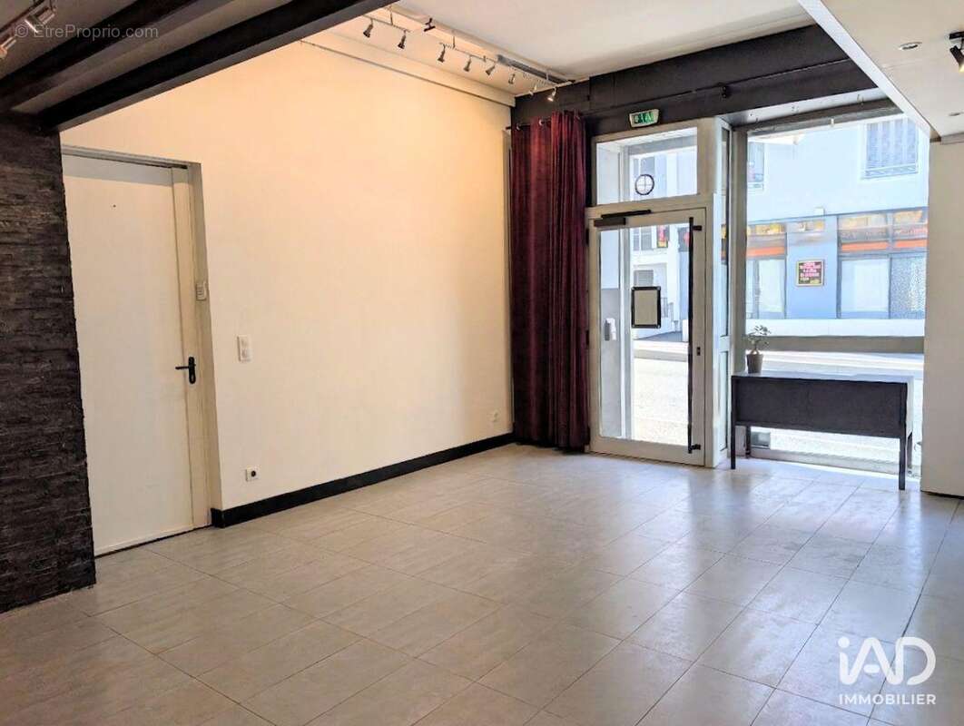 Commerce 32 m² à Fontaine  - photo 4