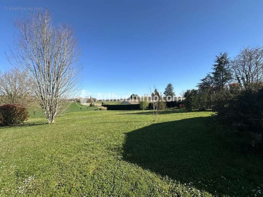 Maison à LA CHAPELLE-GONAGUET