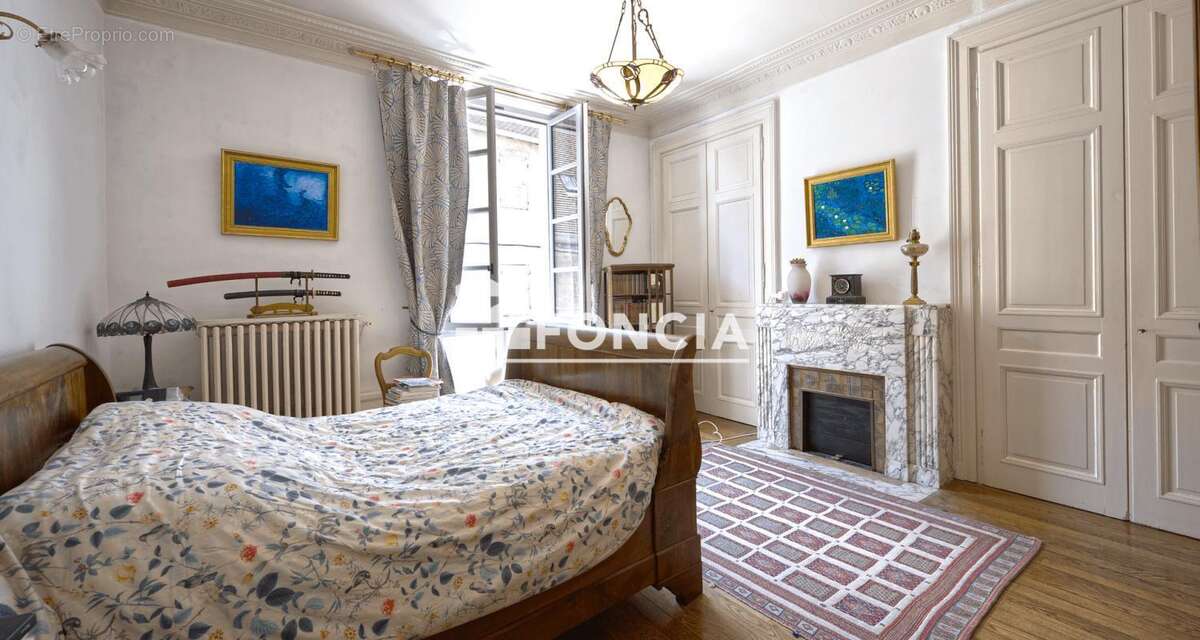 Face à la Cathédrale de Belley, découvrez un appartement bourgeois de 147 m² où parquets en point de Hongrie, moulures d'époque, - photo 8