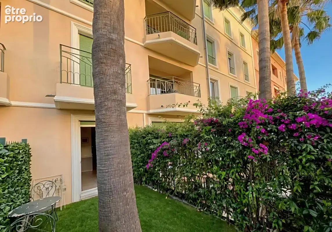 Appartement rez-de-jardin meublé à vendre à la frontière du piétonnier de sanary-sur-mer - photo 2