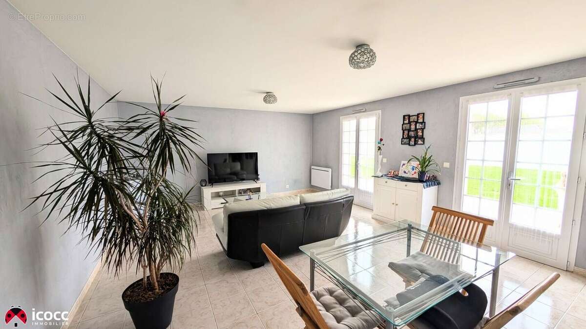 Maison à CHAMPAGNE-LES-MARAIS