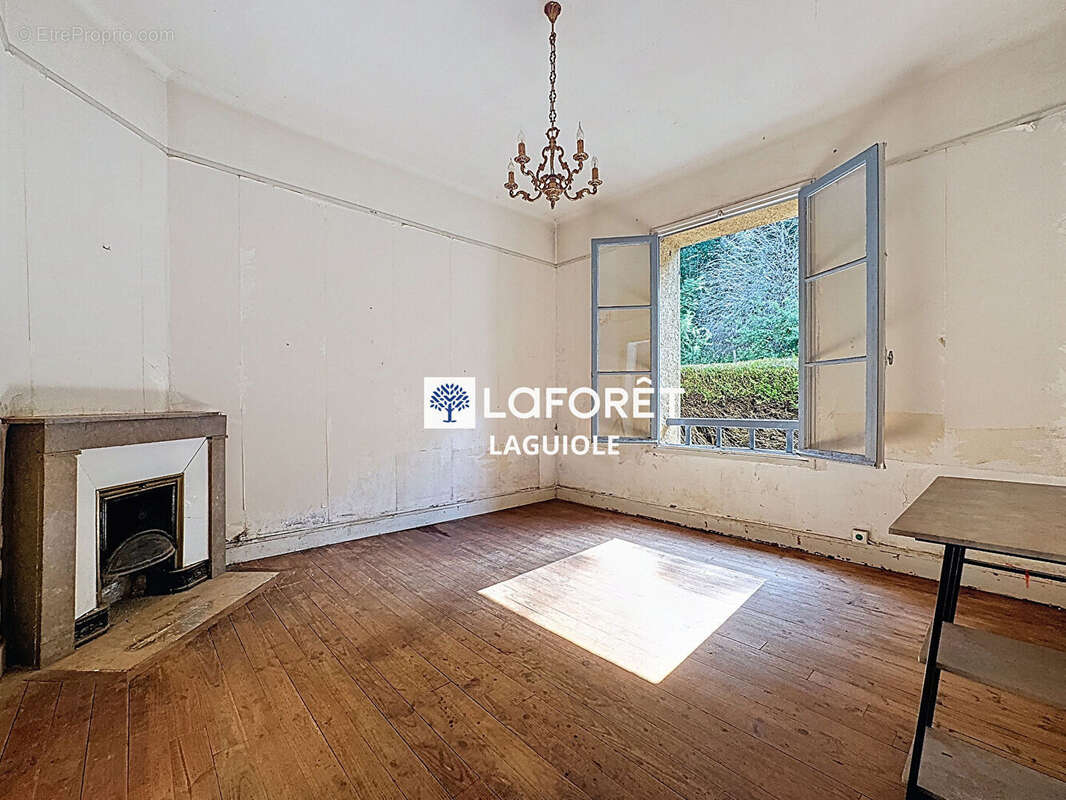 Maison à SAINTE-GENEVIEVE-SUR-ARGENCE