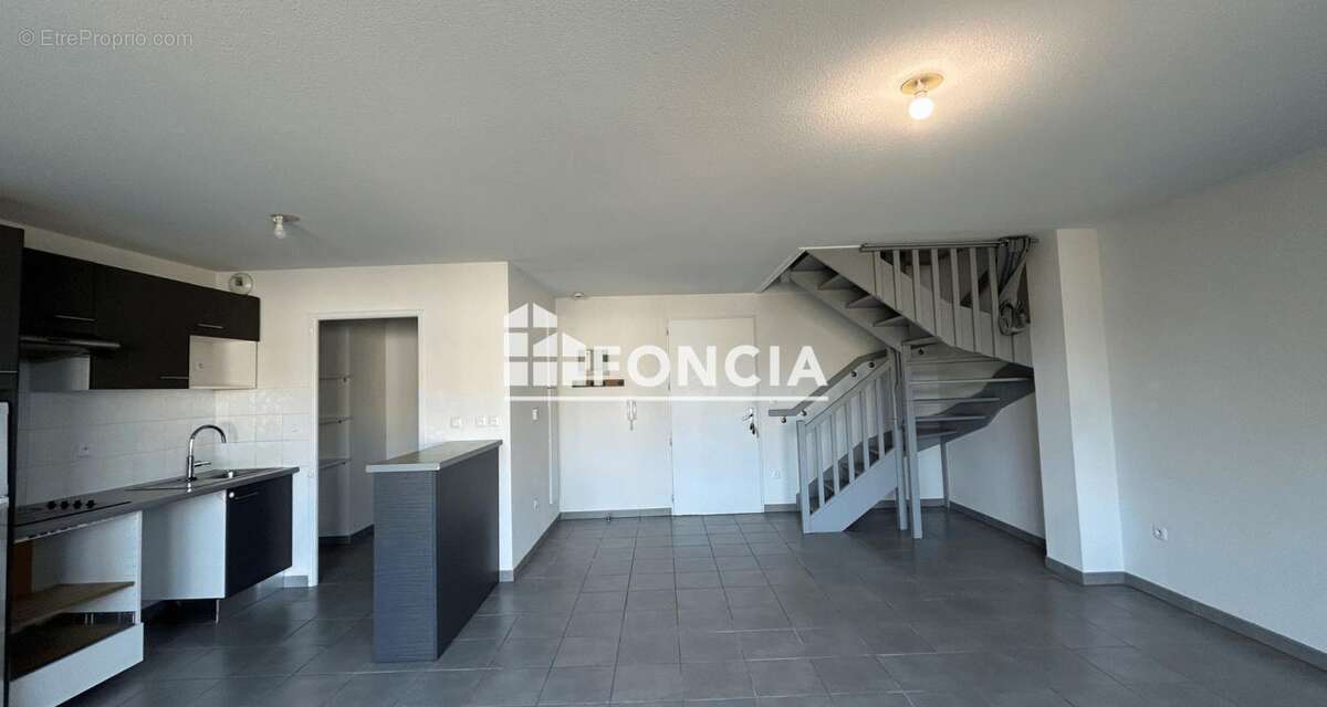 Appartement à PINS-JUSTARET