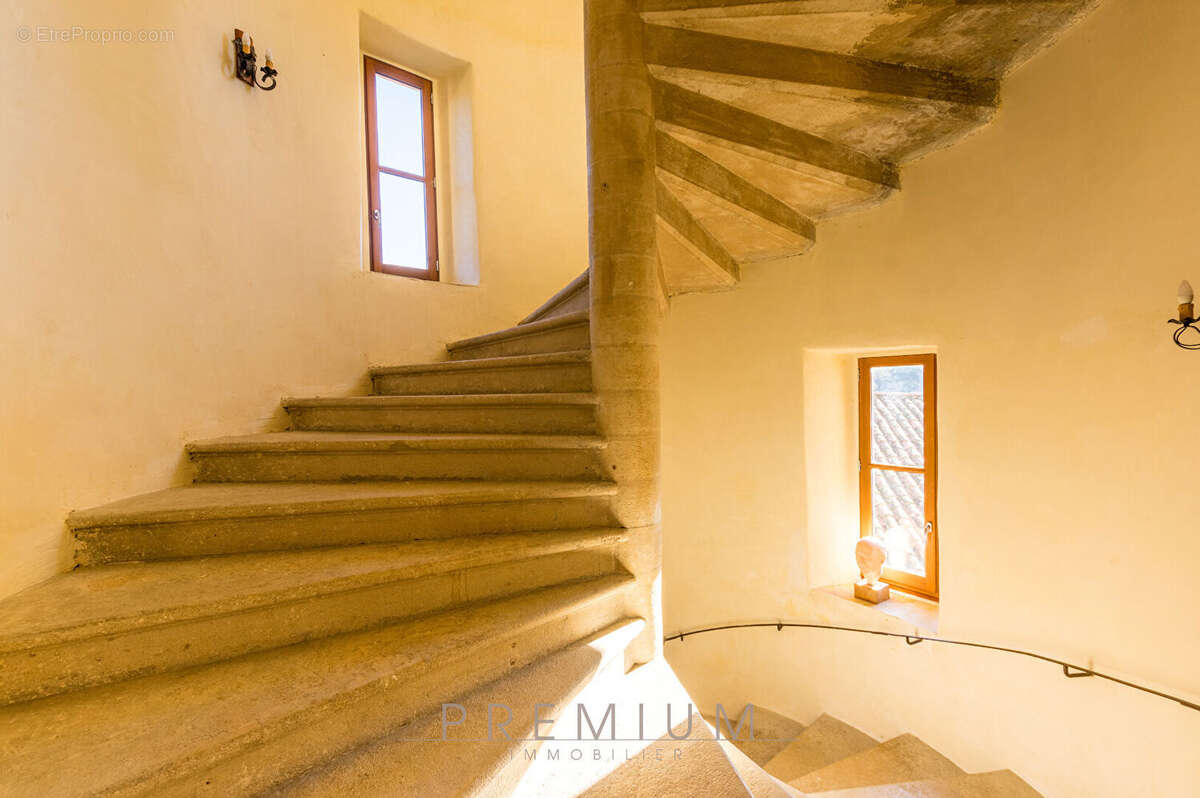 Majestueux Château du XIV siècle. Un Domaine d'Exception aux Portes du Sud - photo 12
