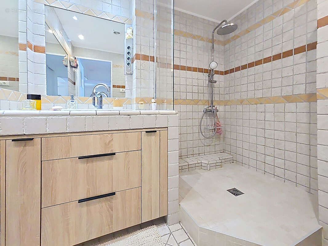 Appartement 75 m² à Six-Fours-Les-Plages  - photo 9