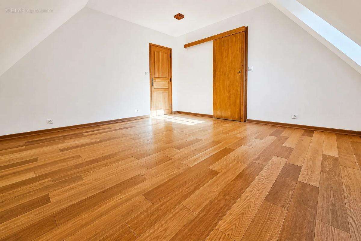Maison 8 pièces spacieuse à Sainte-Foy-de-Longas - photo 5