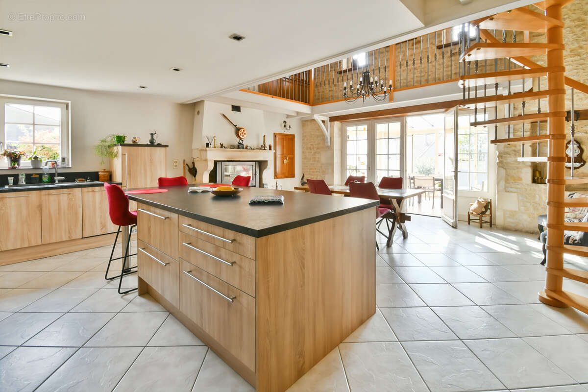 Maison à vendre 3 pièces SAINT - LOUP (17)- Piscine - Garage - Jardin - photo 5