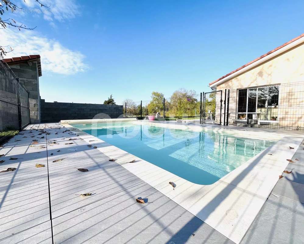 Maison à SAINT-AGOULIN