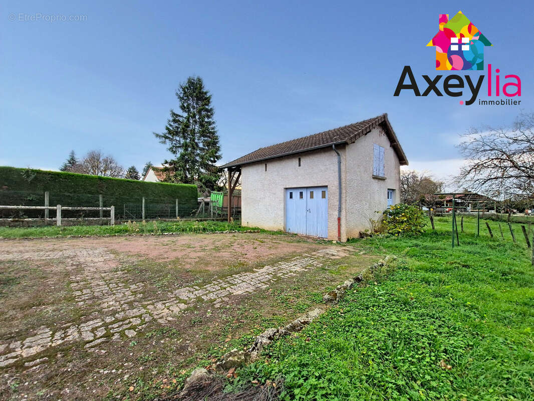 Maison à SAINT-CHRISTOPHE-EN-BRIONNAIS