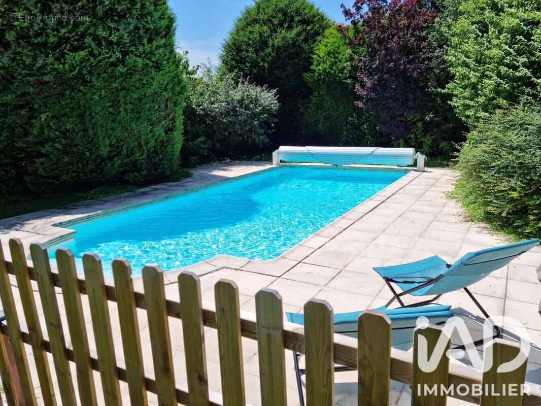 Maison 185 m² à Crecy-La-Chapelle  - photo 3