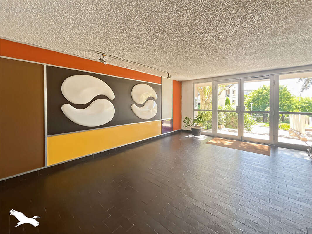 À VENDRE - MARSEILLE 11e (La Montre / La Valentine) - Charmant T2 de 41 m² avec terrasse, vue collines, garage et cave - photo 9