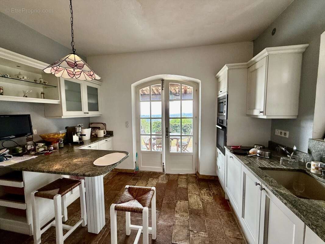 Maison à CHATEAUNEUF-GRASSE