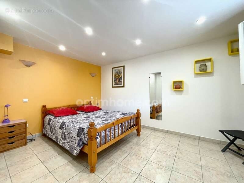 Propriété avec rendement locatif, piscine et garage - photo 16