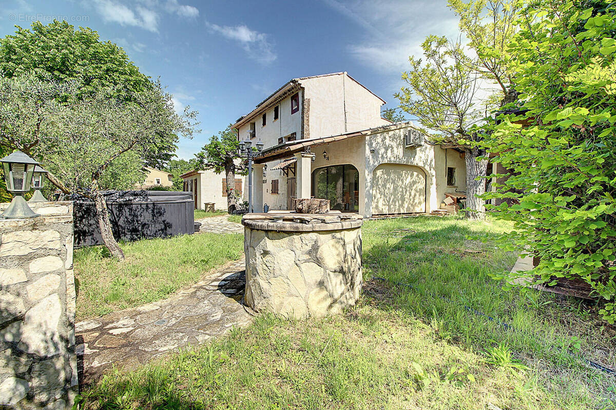 Maison à VILLECROZE