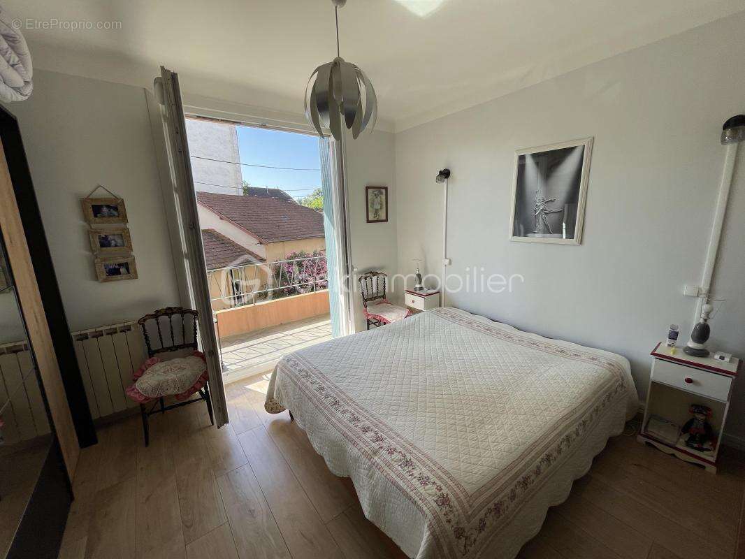 Rare ! superbe T2 traversant avec garage fermé privé, cave et deux balcons - photo 6
