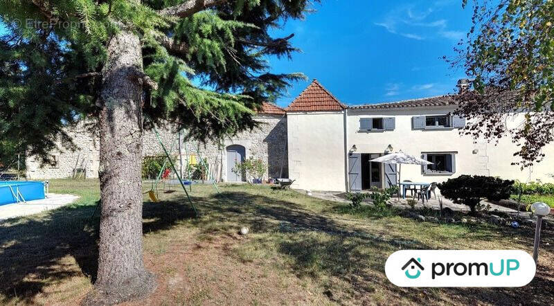 Maison à SAINT-CHRISTOLY-DE-BLAYE