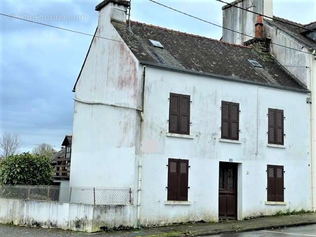 Maison à CHATEAUNEUF-DU-FAOU