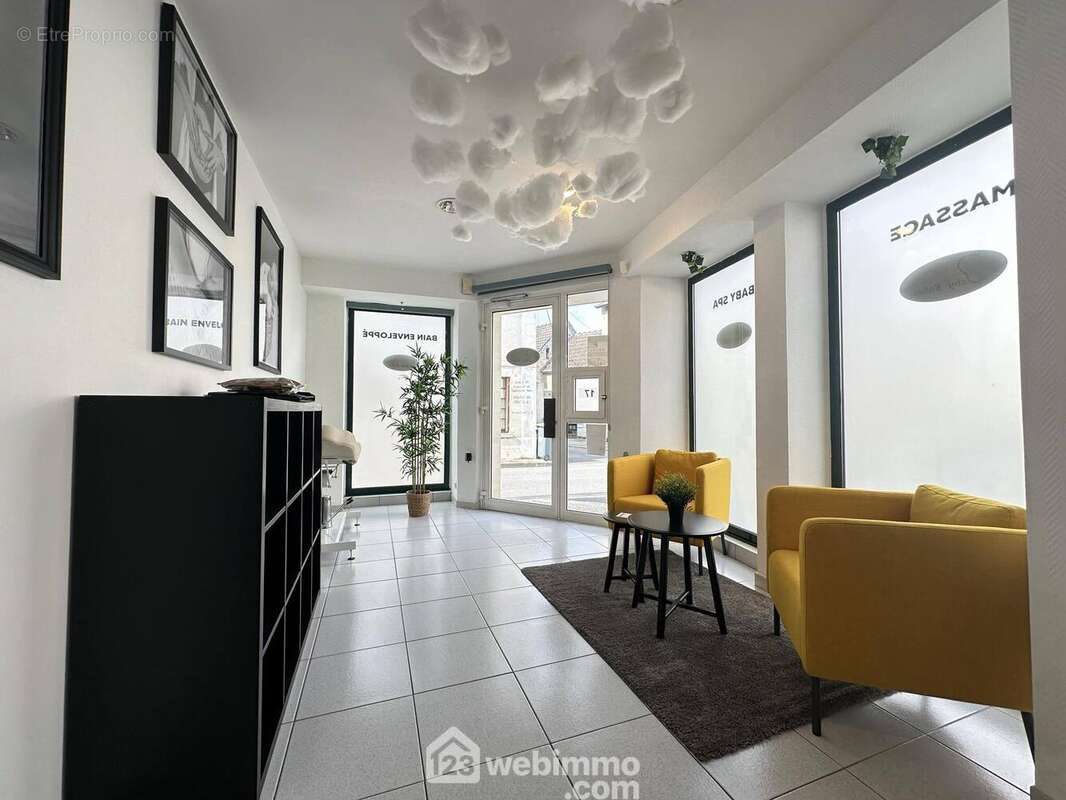 Il est spacieux et lumineux - Commerce à BRUYERES-ET-MONTBERAULT