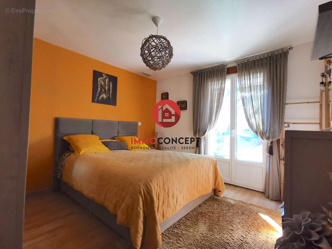 Maison à LAUDUN-L'ARDOISE