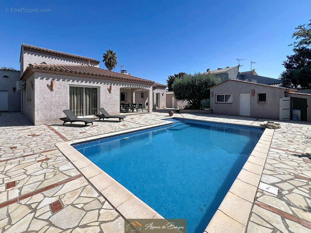 - villa 4 faces 148 m2 hbts  sur 1000 m2 de terrain -t2 independants 21 m2 - 2 garages 36 et 26 m2 - photo 9