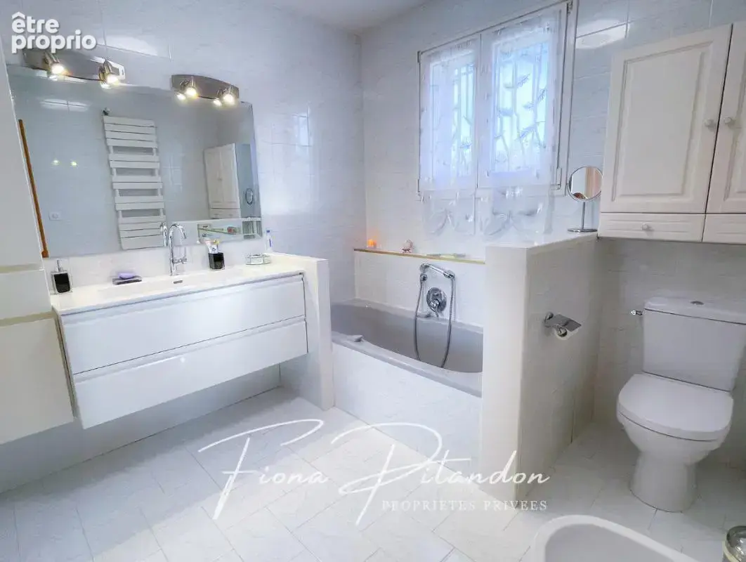 Villa avec piscine et dépendance sur terrain paysager - photo 10