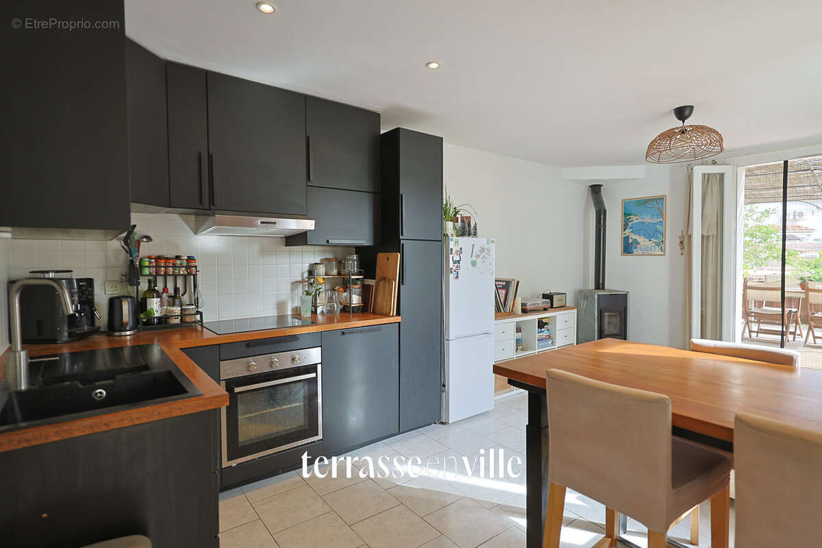 Appartement à LE REVEST-LES-EAUX