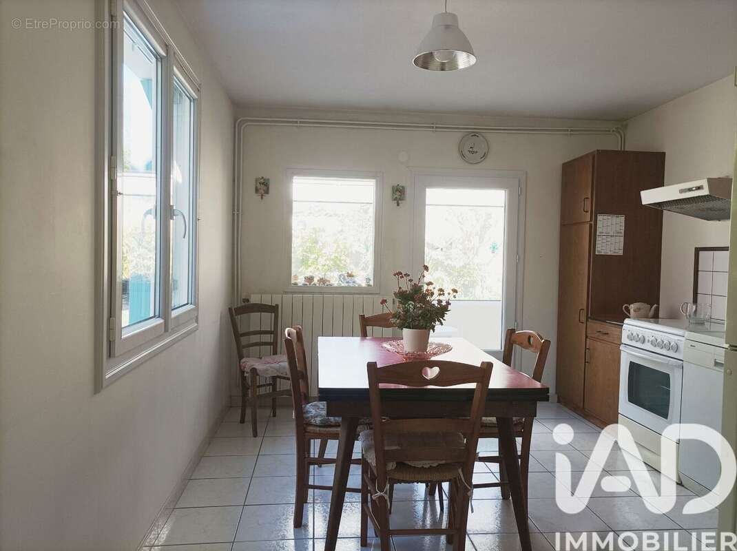 Maison 125 m² à Corme-Royal  - photo 6