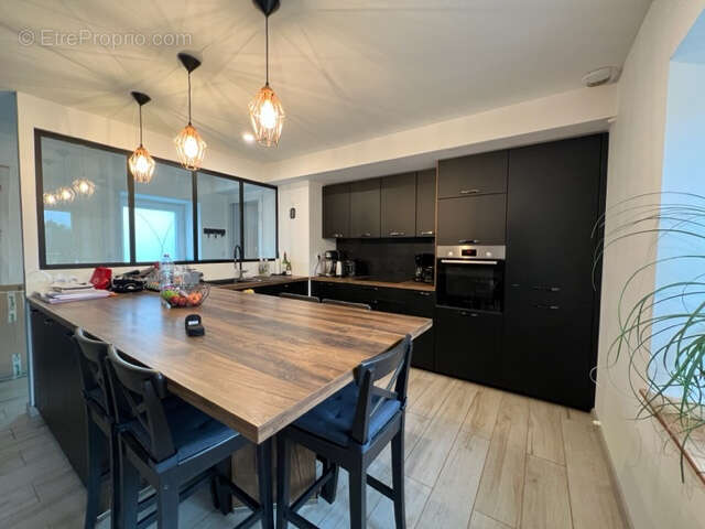 A 2 pas de VIRE, Maison 150m2, 5 pièces avec 112000m2 de terrain - photo 2