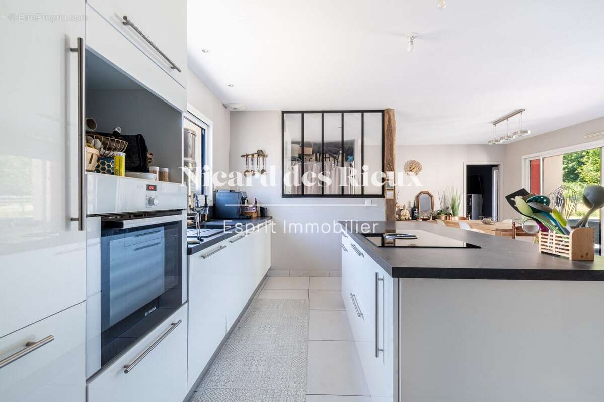 cuisine vue latérale - Maison à COMPREIGNAC