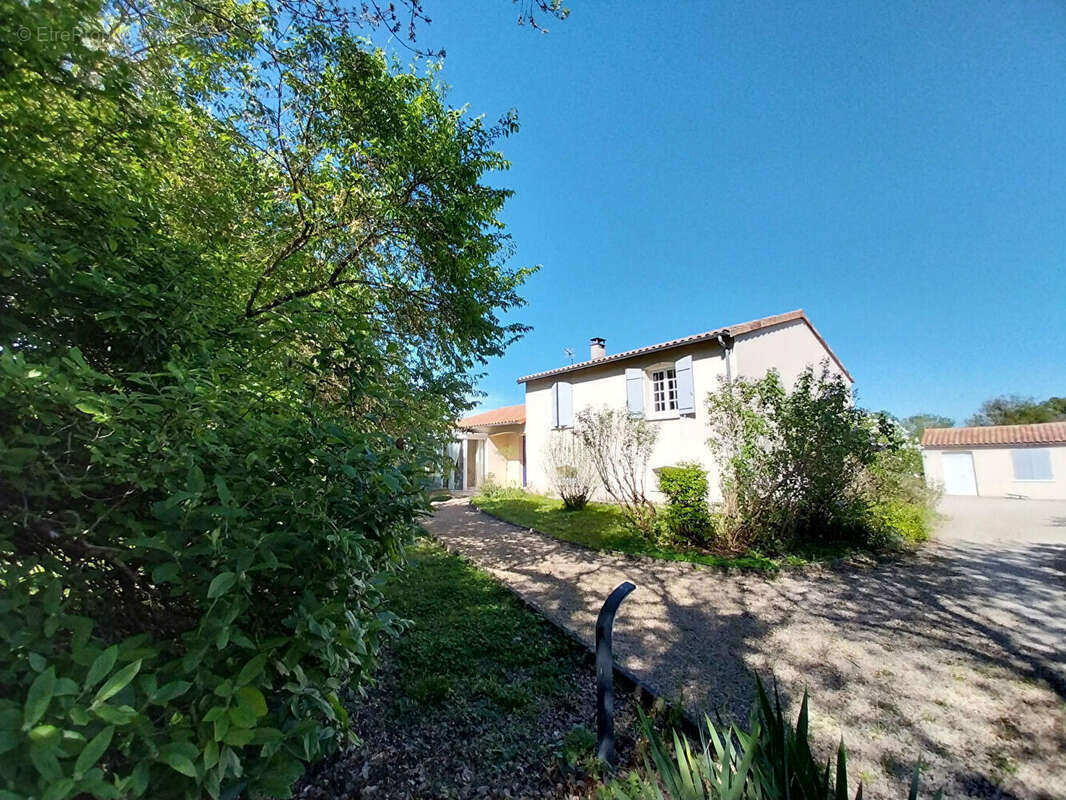 Maison à NOUAILLE-MAUPERTUIS