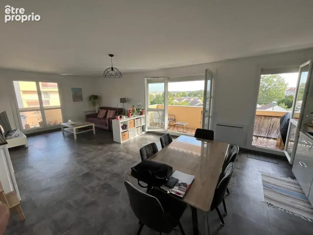 RARE F3 71m² + 2 balcons résidence du BOIS DE VAIRES. Entrée, placards, cuisine équipée ouverte sur séjour double, 1 ou 2 chambr - photo 3